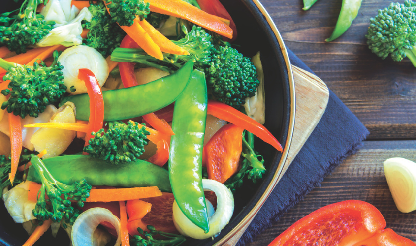 mix di verdure in una padella sulla tavola